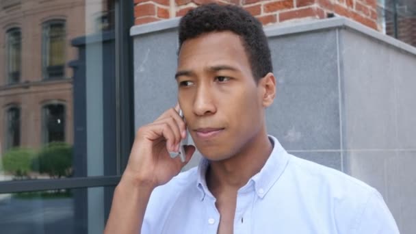 Close, Phone Talk by Young Black Man, Vista lateral ao ar livre — Vídeo de Stock