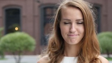 Başparmak aşağı güzel genç kız, açık