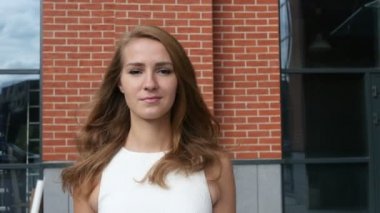 Yürüyen güzel bir kız, önden görünüm