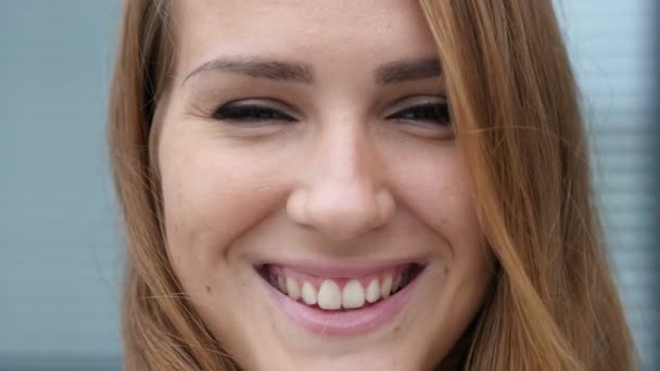 Close Up of Smiling Beautiful Girl Face no escritório — Vídeo de Stock