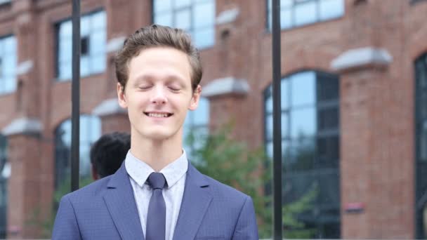 Sonriente Retrato exitoso de hombre de negocios — Vídeo de stock