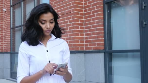 Girl Text Messaging di Smartphone dan Walking Outdoor — Stok Video