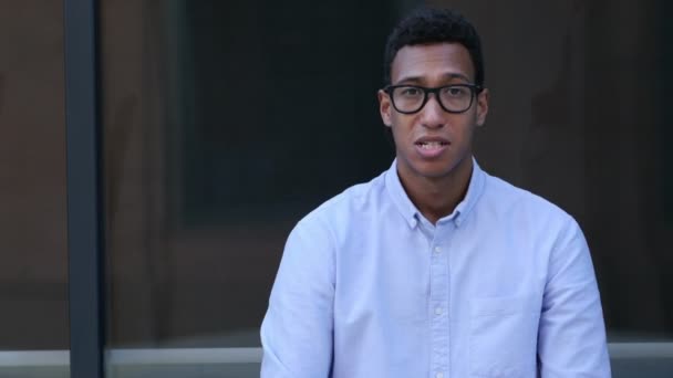 Geste des Erfolgs, aufgeregter junger schwarzer gutaussehender Mann — Stockvideo