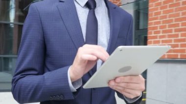 Kapatmak yukarıya-in işadamı çalışma Tablet ve ofise açık yürüyüş