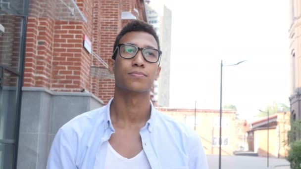 Lopen jonge zwarte Man, vooraanzicht buiten — Stockvideo