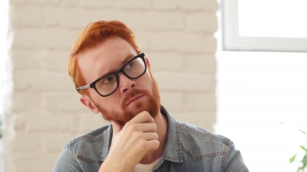 Lluvia de ideas, Pensando en un hombre pensativo con barba y cabellos rojos, Retrato — Vídeo de stock