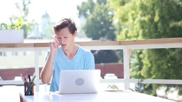 Špatné zprávy na telefonní hovor, nešťastný, naštvaný, mladý muž — Stock video