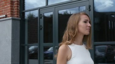 Güzel kız ofis binası bırakarak yürüyüş