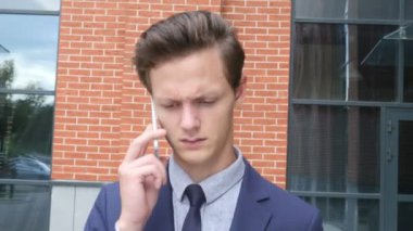 Smartphone dışında Office yürüyüş sırasında konuşurken