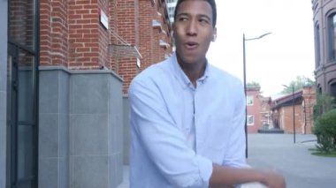 Yürüyüş ve müzik, önden görünüm açık dans eden genç adam