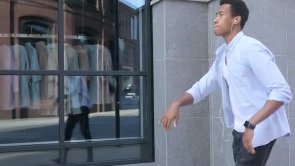 Baile joven caminando y escuchando música, Vista lateral al aire libre — Vídeos de Stock