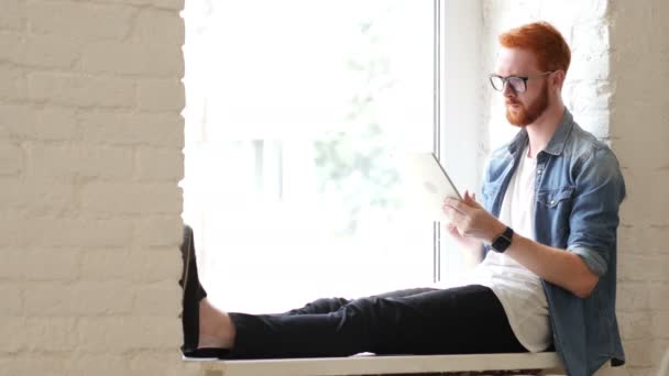 Navegar por Internet en la tableta, Sentado Relajarse Hombre en la ventana — Vídeo de stock