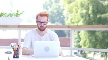Online ofis, açık balkonda oturan laptop, çalışma