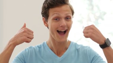 Genç tasarımcı, öğrenci portresi gülümseyen tarafından Yaşasın