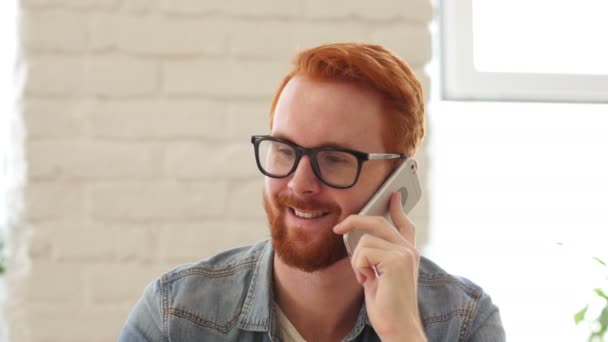 Mannen med skägg och röda hårstrån prata på telefon, diskussion, porträtt — Stockvideo