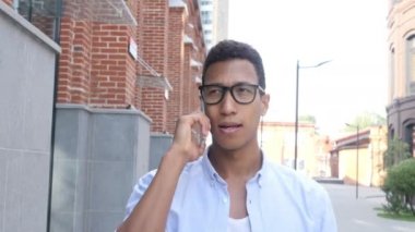 Cep telefonunuzda, önden görünüm açık konuşan adam yürüyen genç siyah