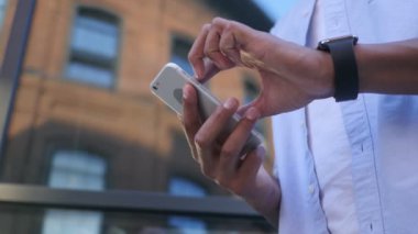 Smartphone online tarama, ayakta genç siyah erkek Tasarımcısı