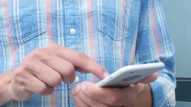 За допомогою смартфона, палець, торкаючись екрана — стокове відео