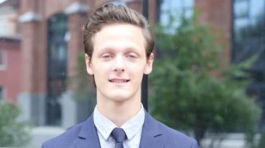 Başparmak yukarıya tarafından genç işadamı, portre