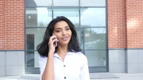 Día soleado, Caminando Chica Feliz Hablando en Smartphone — Vídeos de Stock