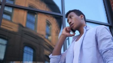 Smartphone üzerinde konuşurken, ayakta genç siyah erkek Tasarımcısı