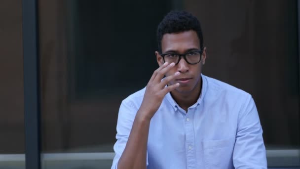 Triste, frustrado, trastornado joven negro guapo hombre — Vídeos de Stock