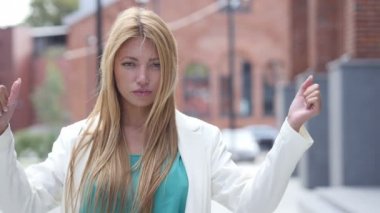 Güzel sarışın kız, açık portre tarafından başarısızlığın başparmak aşağı