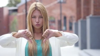 Başparmak aşağı güzel üzgün kız, kriz tarafından