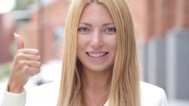 Genç güzel kız, açık portre tarafından yukarı başparmak