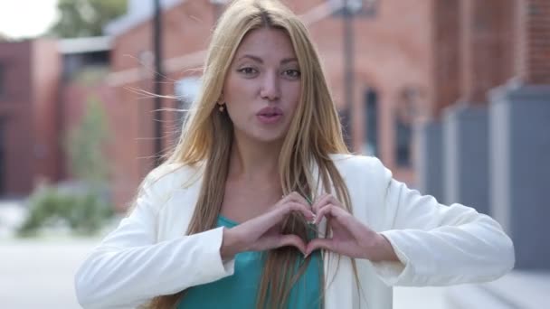 Forma de corazón a mano, hecho por hermosa chica — Vídeos de Stock