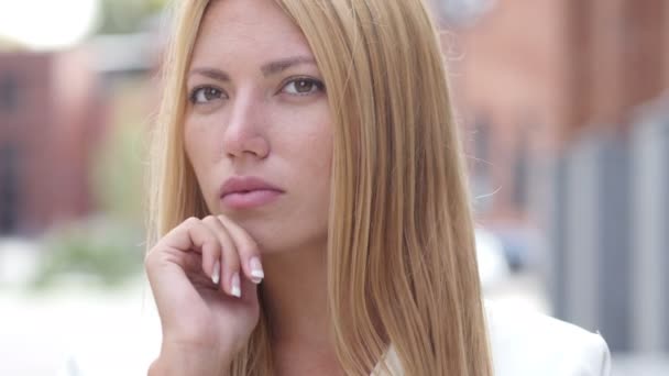 Pensando Pensive menina bonita jovem, Retrato ao ar livre — Vídeo de Stock