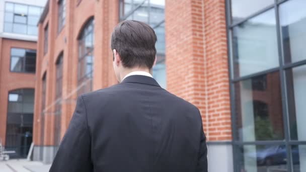 Wandelen Man in pak buiten kantoor, achteraanzicht — Stockvideo