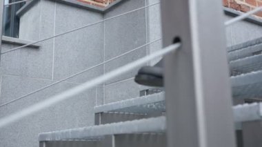 Merdivenden iniyor, binayı terk feet