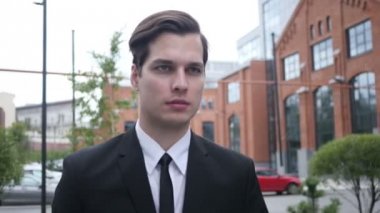 Takım, açık yürüyen genç adam