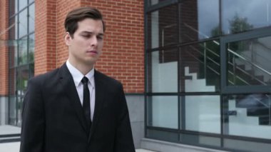 Ofise, ağır çekim gelip işadamı yürüyüş