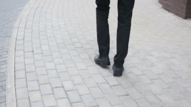 İşadamı dışında ofis binası yürüme ayak