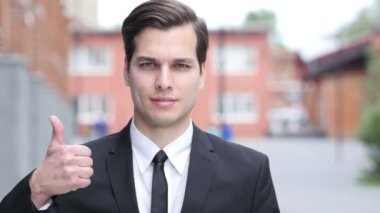 Başparmak yukarıya başarılı işadamı, portre Oustside Office tarafından