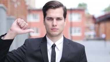 Başparmak aşağı Office dışında mutlu işadamı tarafından