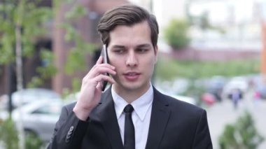 Telefonda konuşurken, proje tartışmaya açık iş adamı