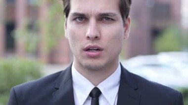 Sinirli sinirli işadamı portre, başarısızlık, açık