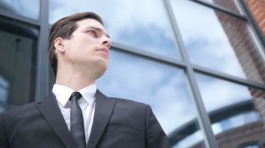 Genç işadamı, seyir ve için fırsat bekleyen bekleyen