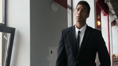 Hayal kırıklığına uğramış, siyah işadamı Office koridorda yürürken üzgün