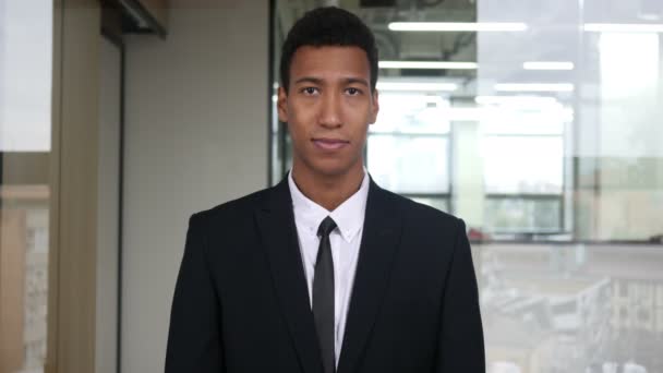 Ok Signer par Black Man en costume au bureau — Video