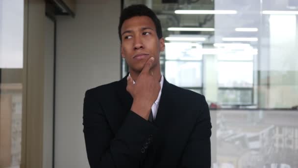 Töprengő fekete üzletember, Brainstorming, gondolkodás — Stock videók