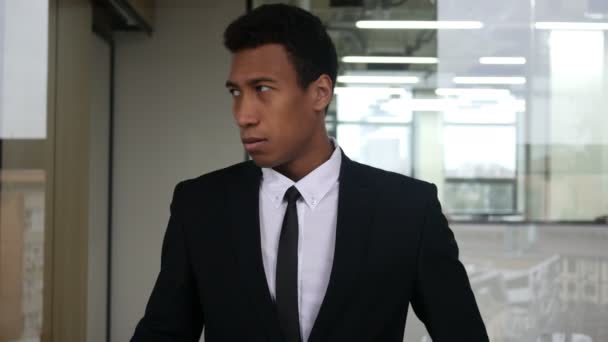 Toux Jeune homme d'affaires noir au bureau — Video