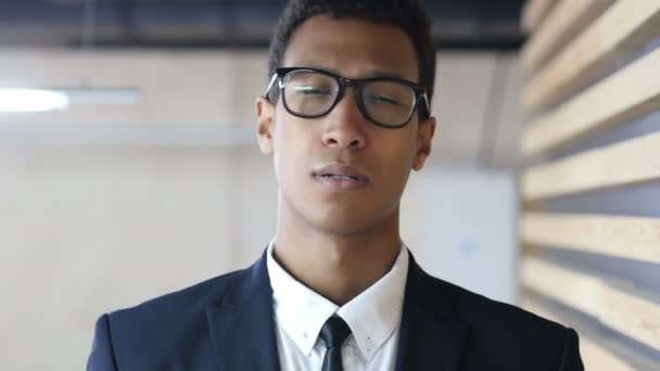 Polegares para baixo por preto empresário em terno, retrato — Vídeo de Stock