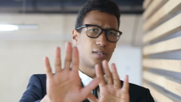 Чорна людина в костюмі, заперечуючи пропозицію, жест відмова — стокове відео