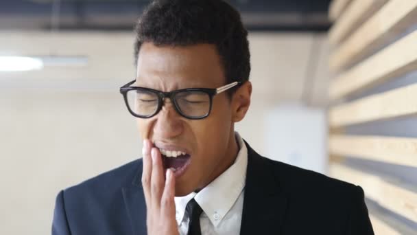 Zahnschmerzen, schwarzer Geschäftsmann im Anzug mit Zahnschmerzen, Portrait — Stockvideo