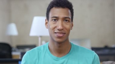 Genç siyah adam jest katılmak teklif davet