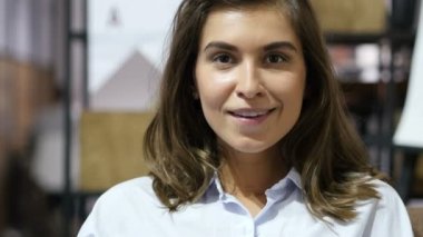 Sürpriz bir şekilde, güzel genç kız mutluluk ifade hayran